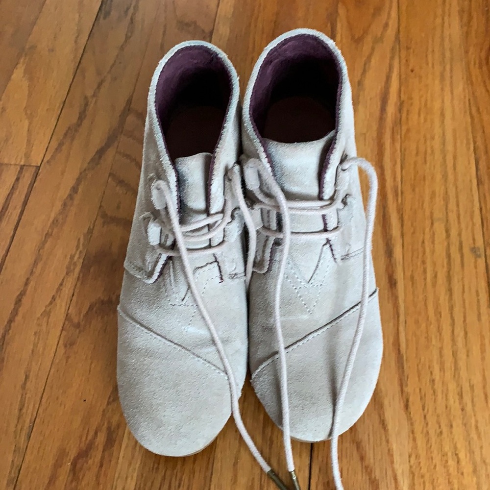 Tom Desert Wedges in size 6. Natural suede.